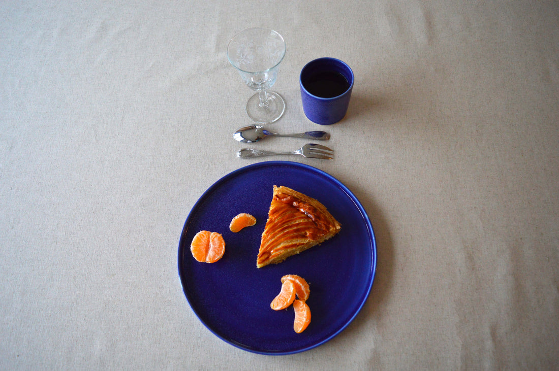 Une histoire d’assiette : de la tranche de pain à l’assiette en porcelaine raffinée