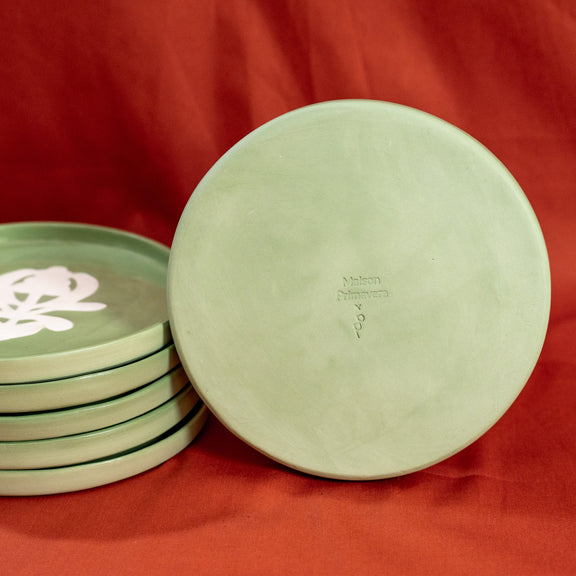 Assiette à dessert verte à motif blanc, en porcelaine, fabriquée en France artisanalement, motif arbre de vie alsacien