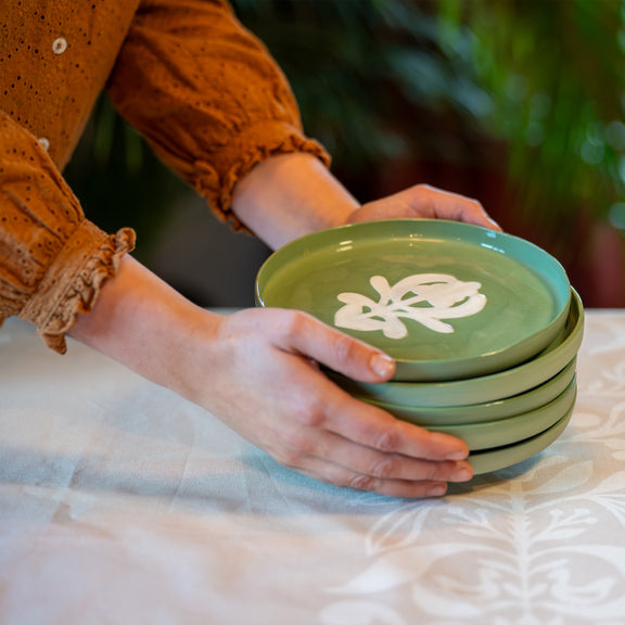 Piles d'assiettes à dessert vertes à motif blanc, en porcelaine, fabriquées en France artisanalement, motif arbre de vie alsacien