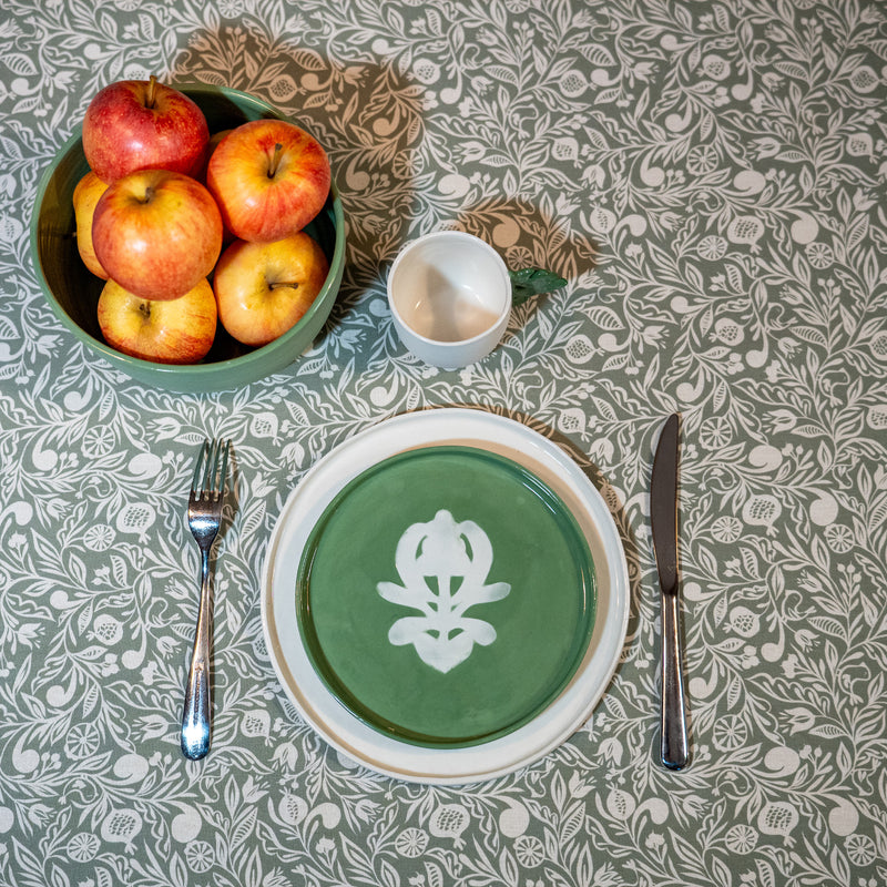 Assiette à dessert verte à motif blanc, en porcelaine, fabriquée en France artisanalement, motif arbre de vie alsacien, saladier, tasse et nappe made in France