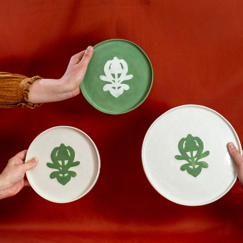 3 assiettes blanches à motif vert et verte à motif blanc, en porcelaine, fabriquées en France artisanalement, motif arbre de vie alsacien