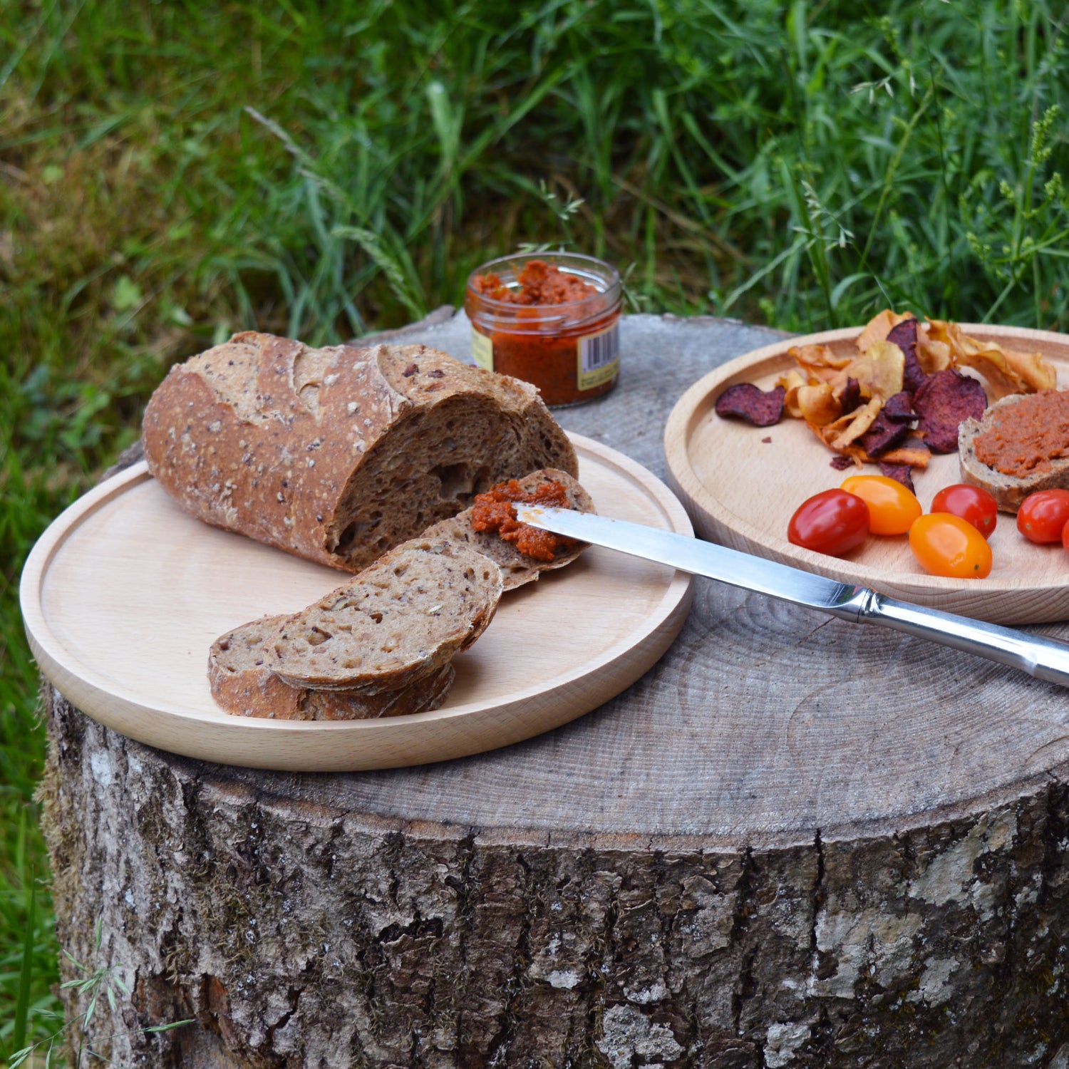 Assiette en bois tournée à la main, fabriquée en France en Alsace, tournage sur bois artisanal. Pique-nique.