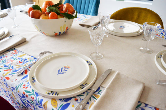 Porcelaine fabriquée en France, assiette à dessert Flora sur table dressée Primavera