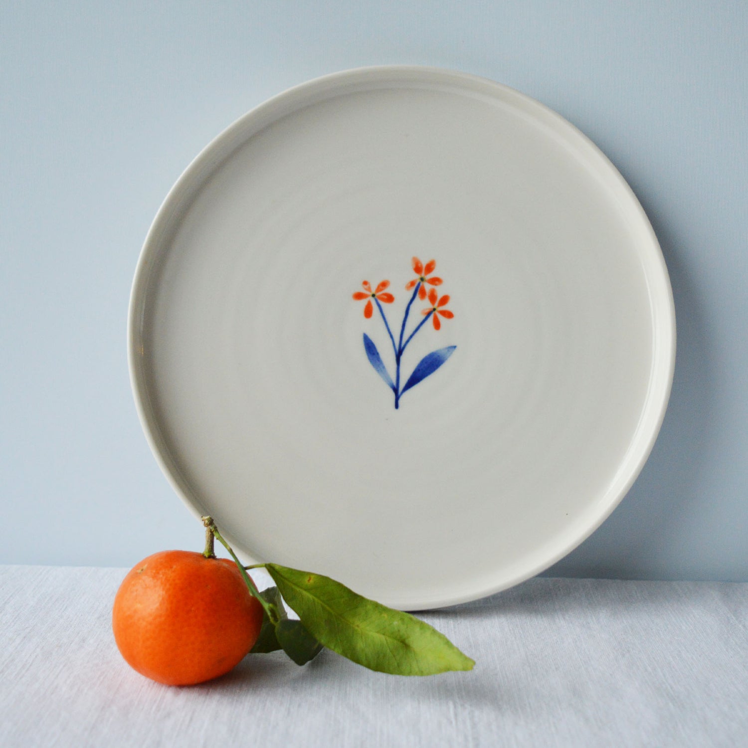 Porcelaine fabriquée en France, assiette à dessert à motif Ostara sur fond blanc