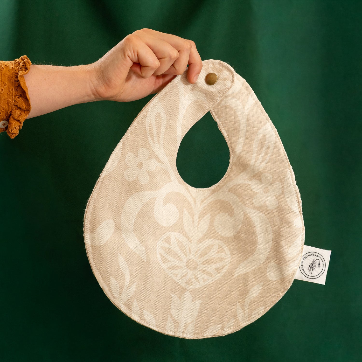 Bavoir beige et blanc fabriqué en France, en coton et en lin, avec motif floral, arbre de vie alsacien