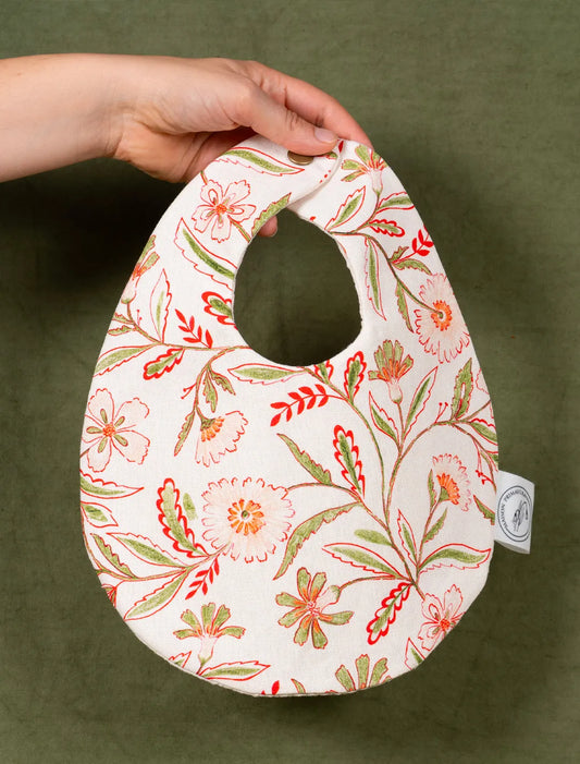 Bavoir fabriqué en France avec motif floral coloré de fleurs des champs