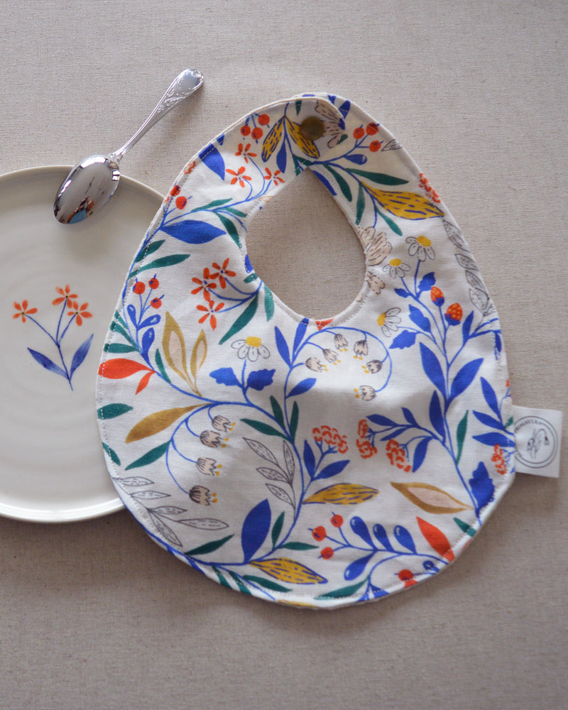 Bavoir en coton et lin à motif Primavera, tissé et fabriqué en France, sur une table dressée Maison Primavera