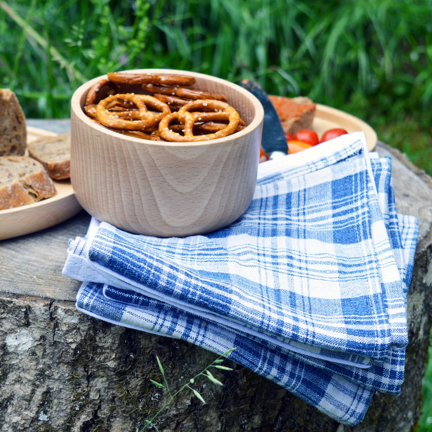Bol en bois tourné à la main, fabriqué en Alsace, artisanalement, bois de hêtre. Vaisselle en bois, serviette en kelsch, pique-nique.