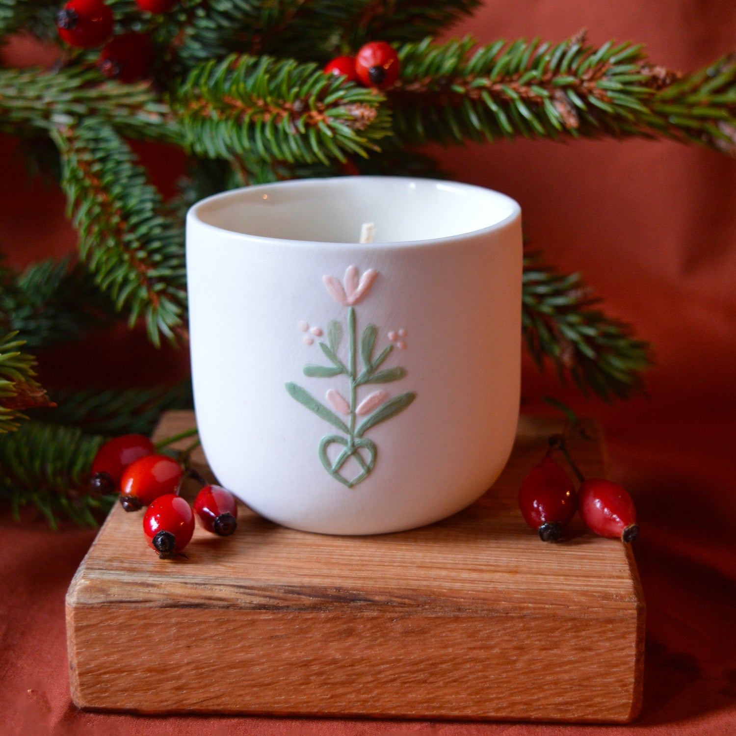 Bougie artisanale coulée dans une tasse à café en porcelaine, fabriquée en France, senteur de Noël, décor unique Alsace