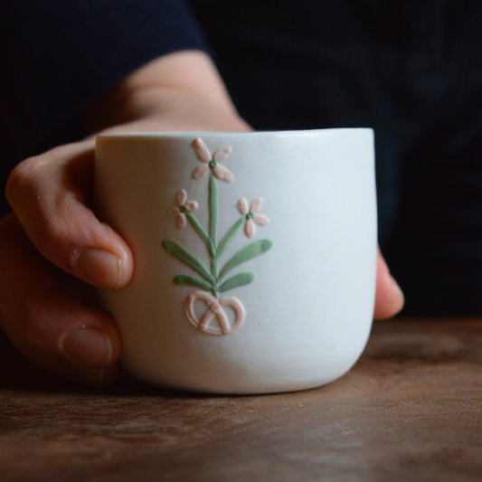 Bougie artisanale coulée dans une tasse à café en porcelaine, fabriquée en France, senteur de Noël, décor unique Alsace