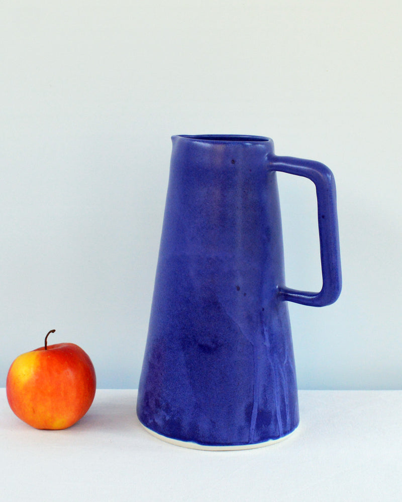Porcelaine fabriquée en France, carafe bleu Primavera sur fond blanc