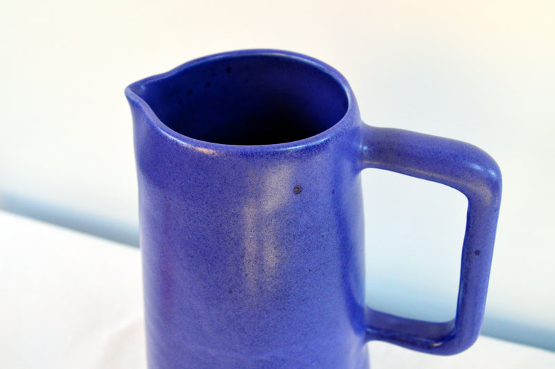 Porcelaine fabriquée en France, haut d'une carafe bleu Primavera sur fond blanc