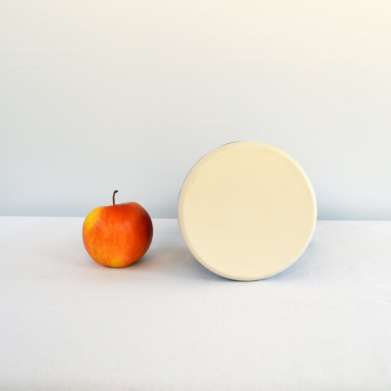 Porcelaine fabriquée en France, dessous de la carafe bleu Primavera sur fond blanc