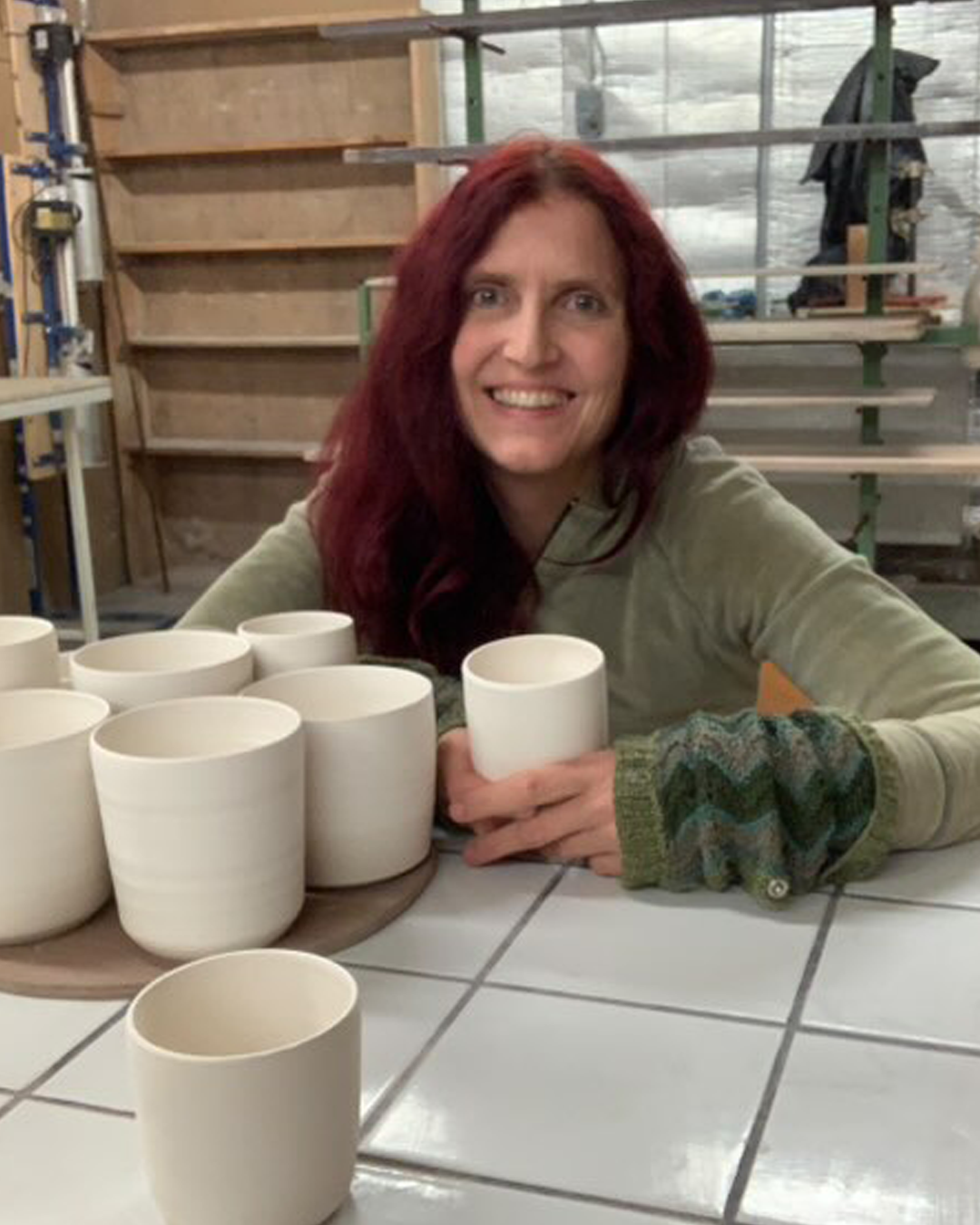 Portrait de Céline Laurent Desor, céramiste, devant la porcelaine tournée pour Maison Primavera