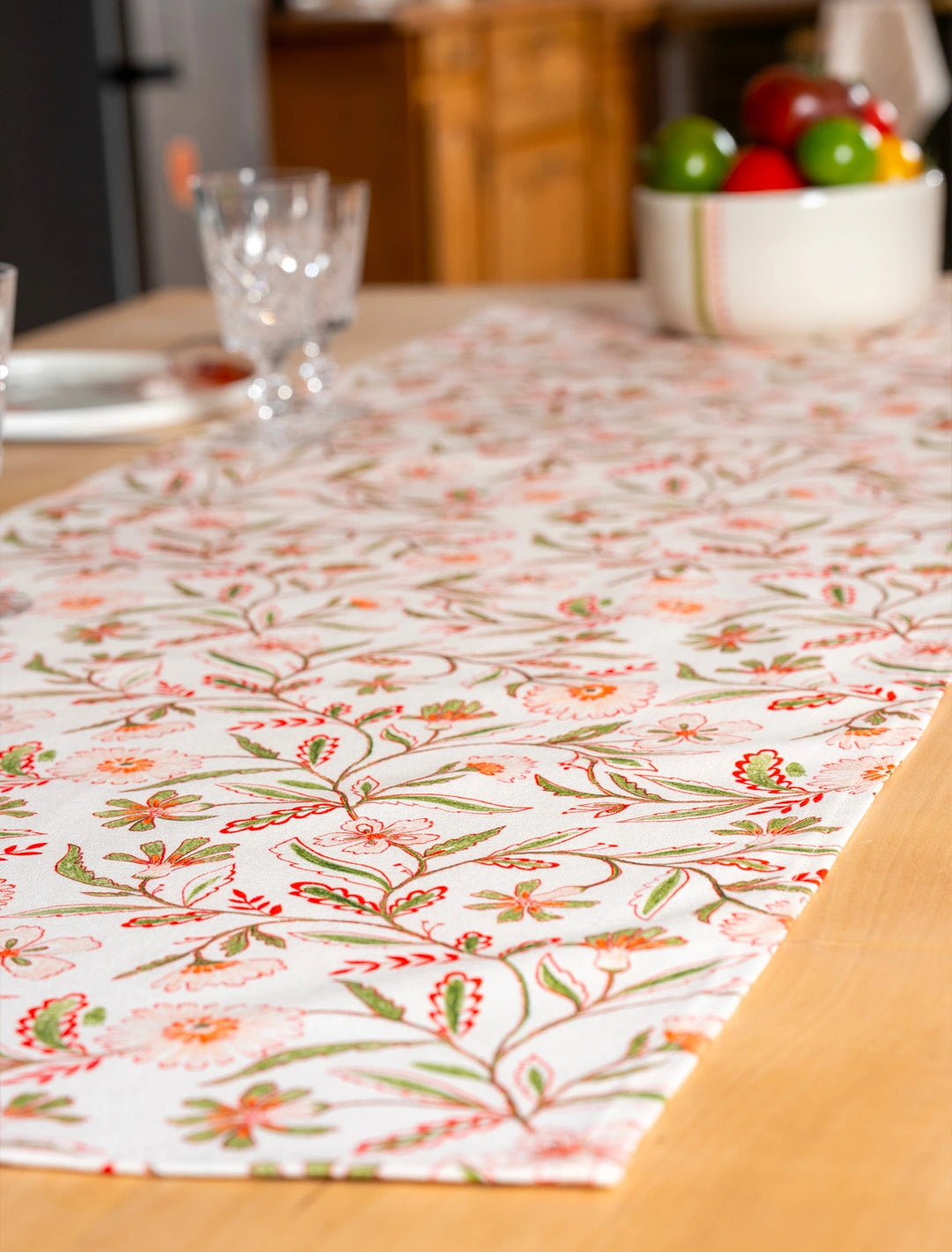 Chemin de table en coton et lin fabriqué en France avec motif de fleurs des champs inspiré des indiennes