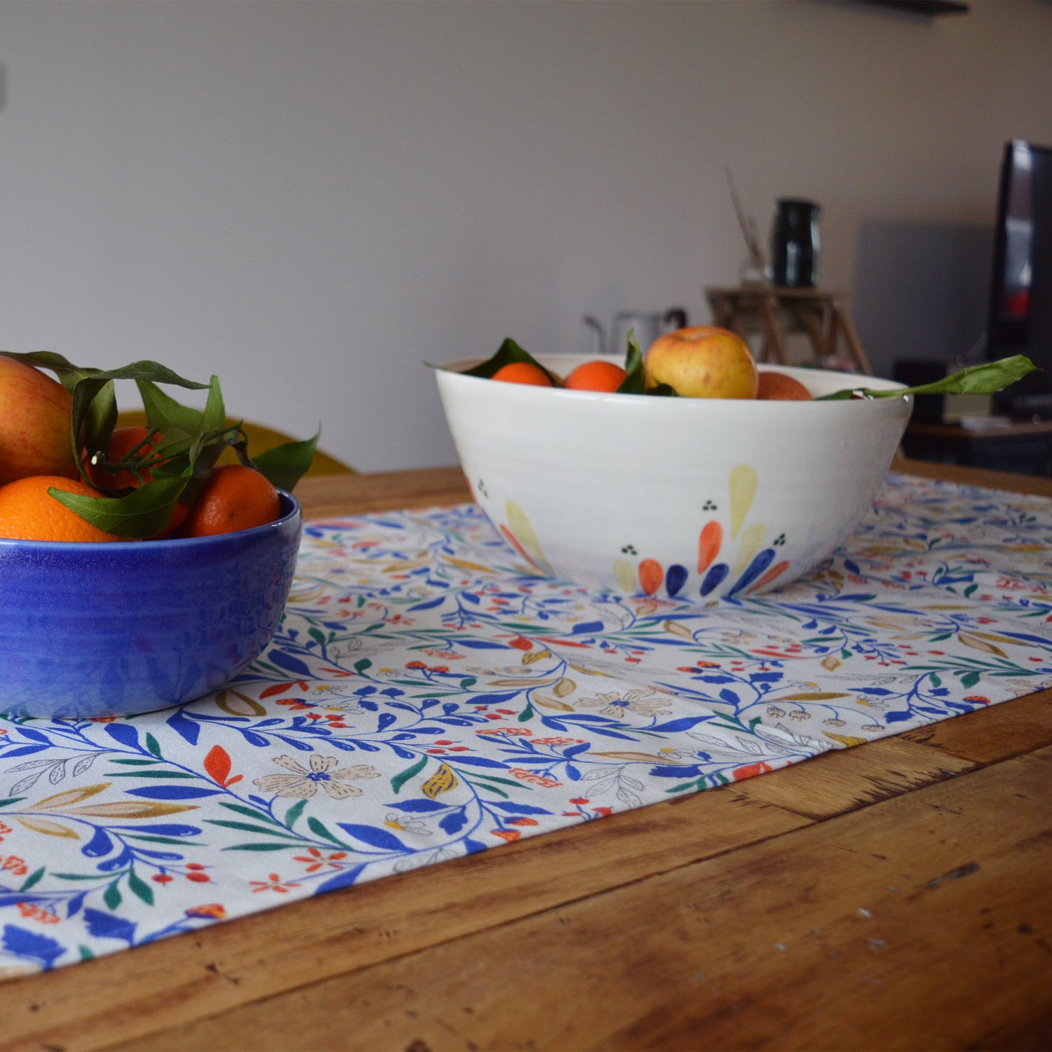 Chemin de table à motif Primavera fabriqué en France, céramique artisanale