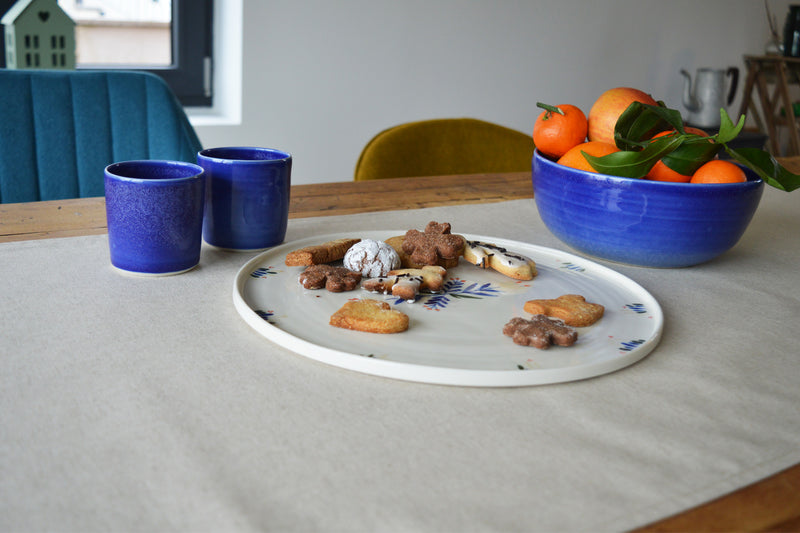 Chemin de table beige naturel en coton lin, tissé et fabriqué en France, céramique artisanale bleue
