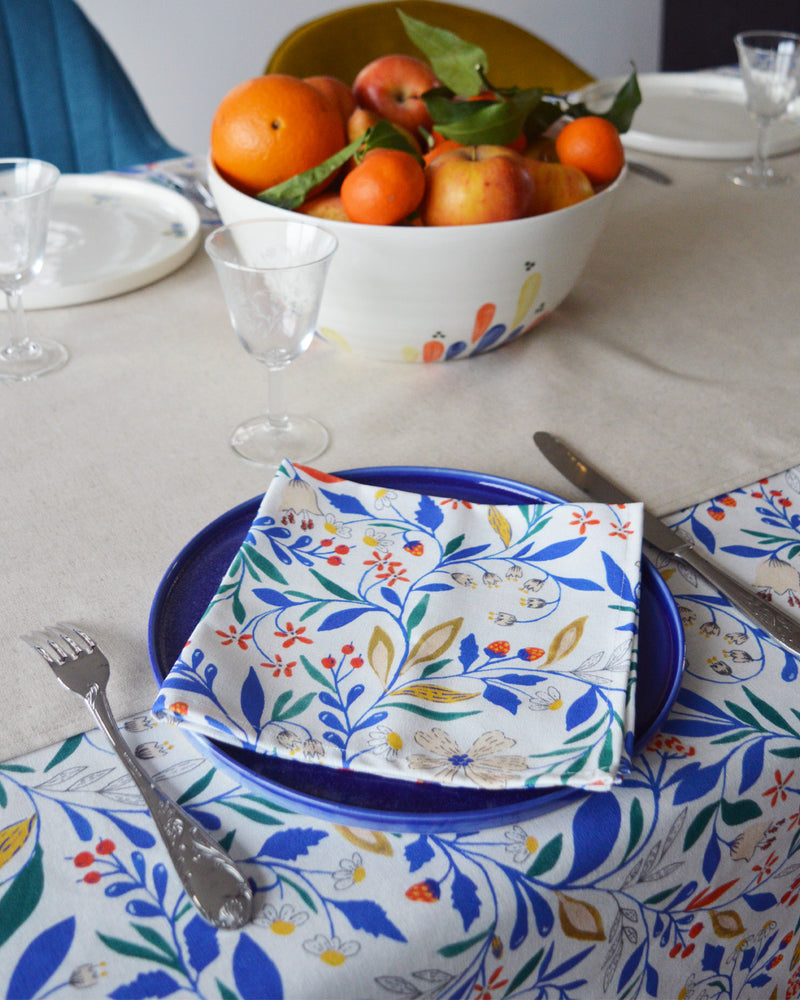Chemin de table beige naturel en coton lin sur nappe motif, tissé et fabriqué en France, céramique artisanale porcelaine