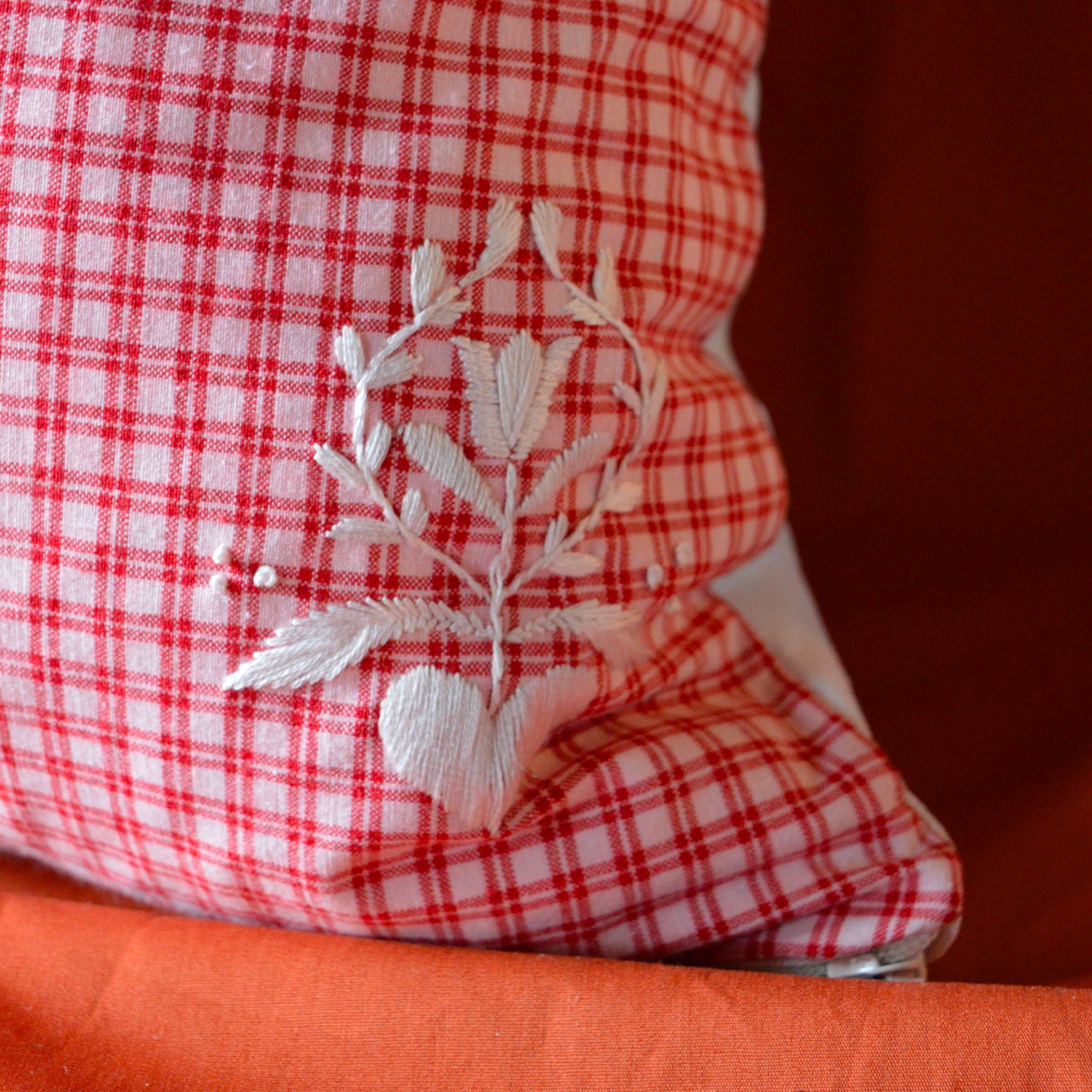 Détail de coussin brodé à la main, fabriqué en France, pièce unique, kelsch et lin alsaciens, motif arbre de vie