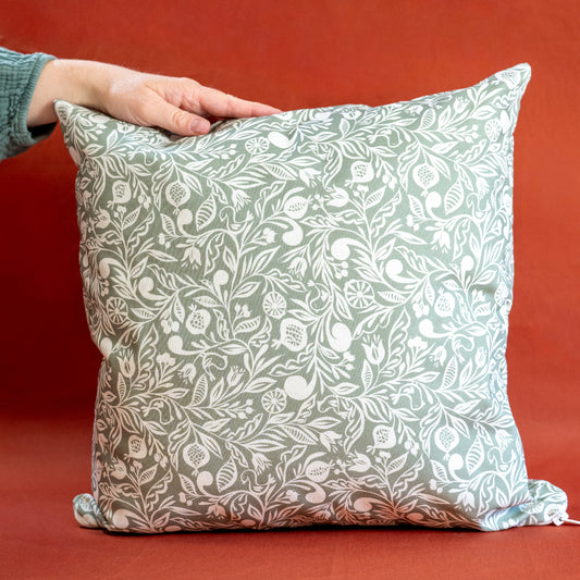 Coussin vert et blanc fabriqué en France, en coton et lin, motif floral polychrome alsacien, fermeture zip