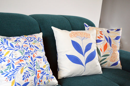 Coussin Spirae pour la collection Primavera, en coton et lin, tissé, imprimé et fabriqué en France, sur un canapé