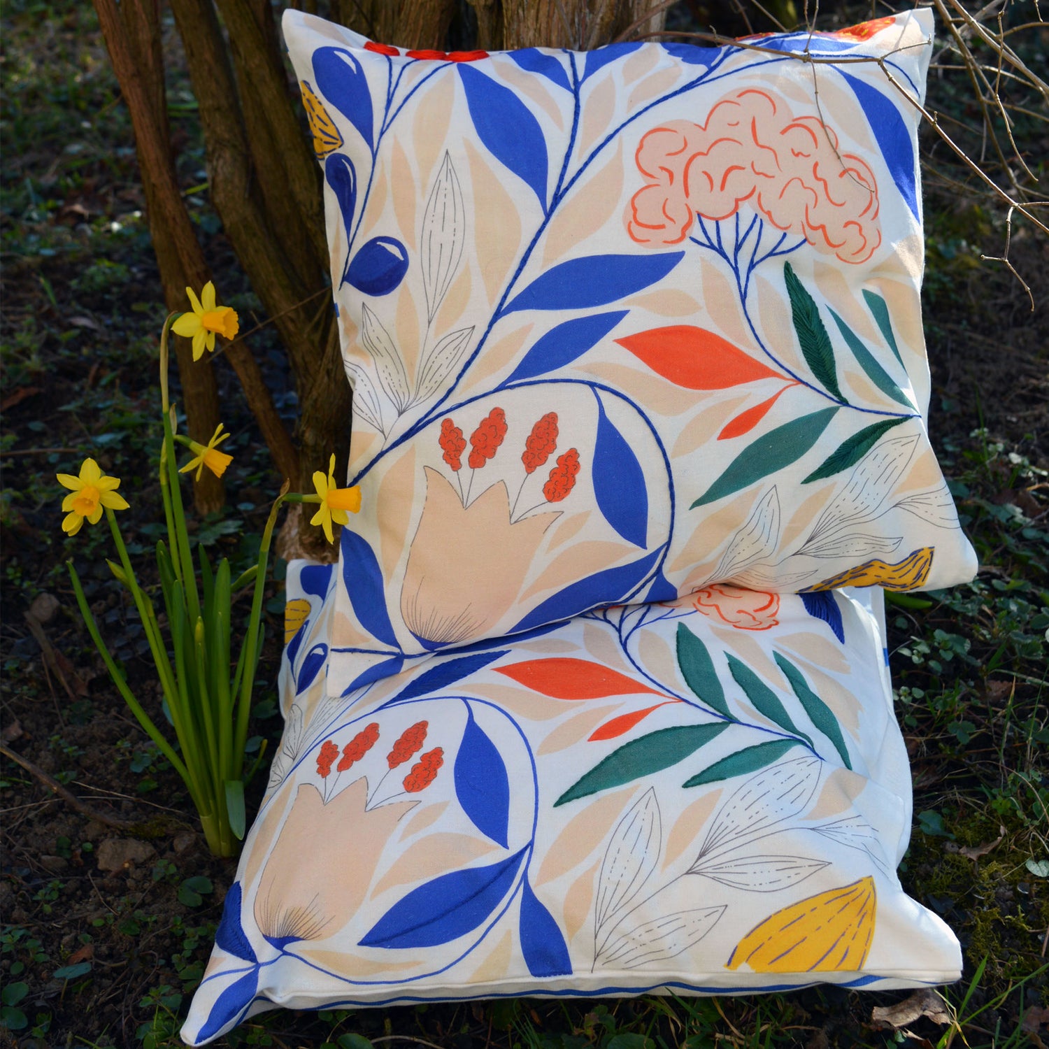 Coussin brodé à la main, fabriqué en France, motif floral et coloré