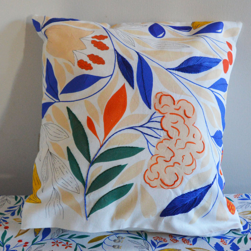 Coussin brodé à la main, fabriqué en France, motif floral et coloré