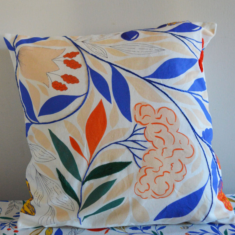 Coussin brodé à la main, fabriqué en France, motif floral et coloré