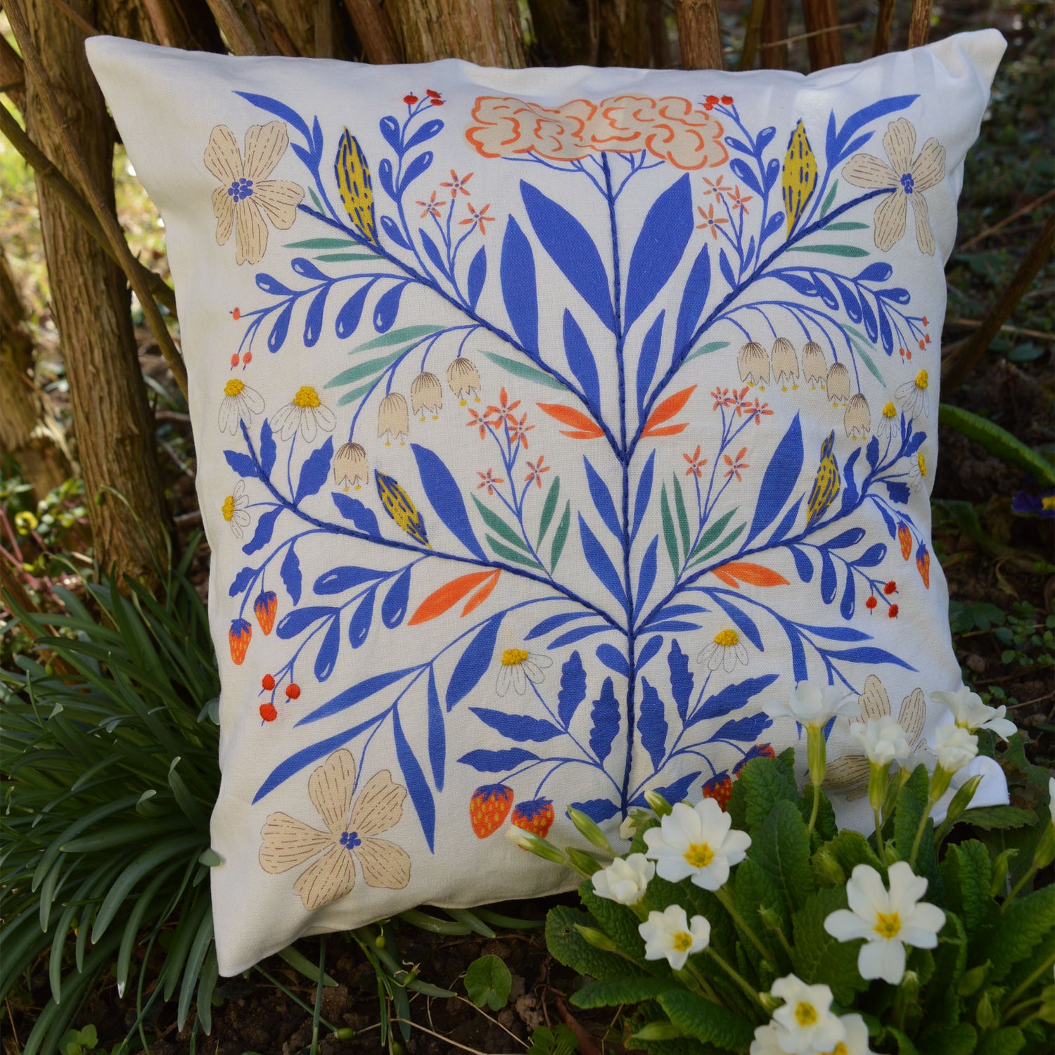 Coussin brodé à la main, fabriqué en France, motif floral et coloré
