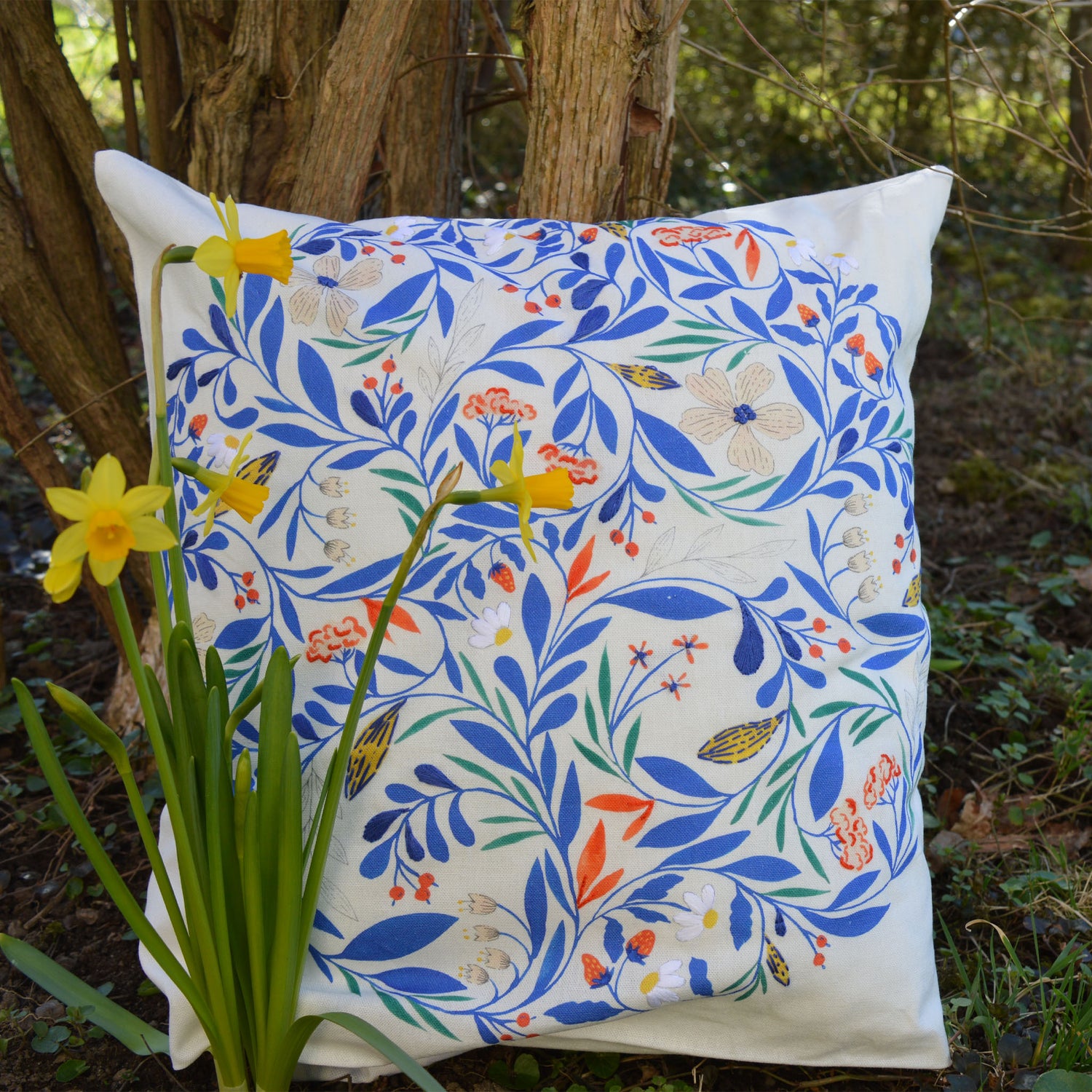 Coussin brodé à la main, fabriqué en France, motif floral et coloré