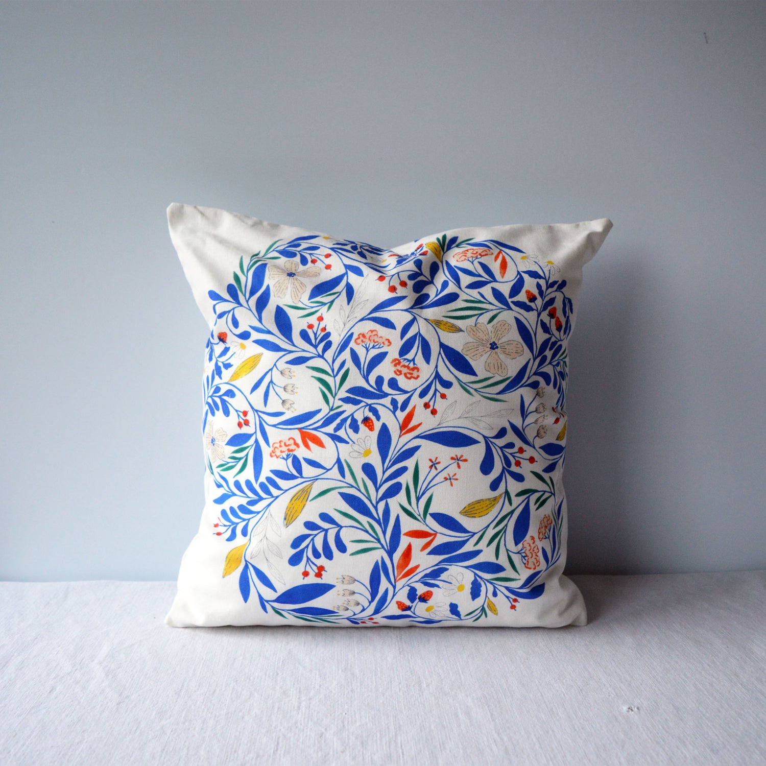 Coussin Primula pour la collection Primavera, en coton et lin, tissé, imprimé et fabriqué en France, sur fond blanc