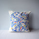 Coussin Primula pour la collection Primavera, en coton et lin, tissé, imprimé et fabriqué en France, sur fond blanc