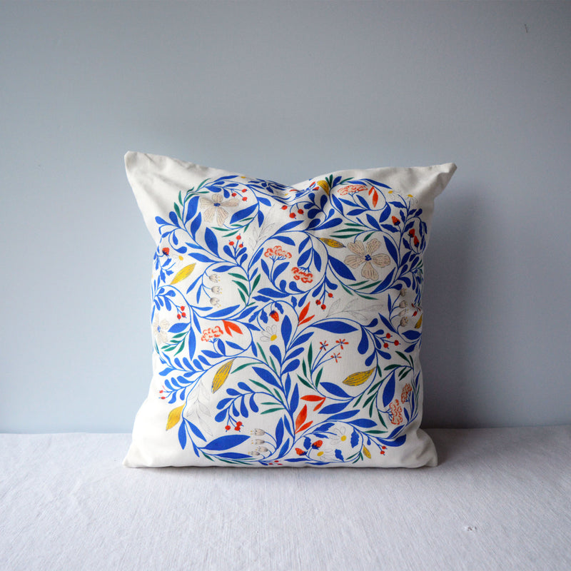 Coussin Primula pour la collection Primavera, en coton et lin, tissé, imprimé et fabriqué en France, sur fond blanc