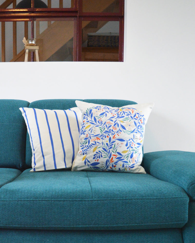 Coussin Primula pour la collection Primavera, en coton et lin, tissé, imprimé et fabriqué en France, sur un canapé