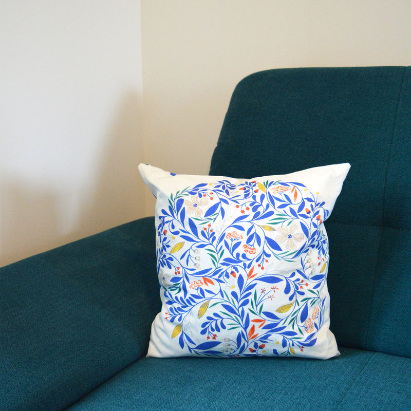 Coussin Primula pour la collection Primavera, en coton et lin, tissé, imprimé et fabriqué en France, sur un canapé
