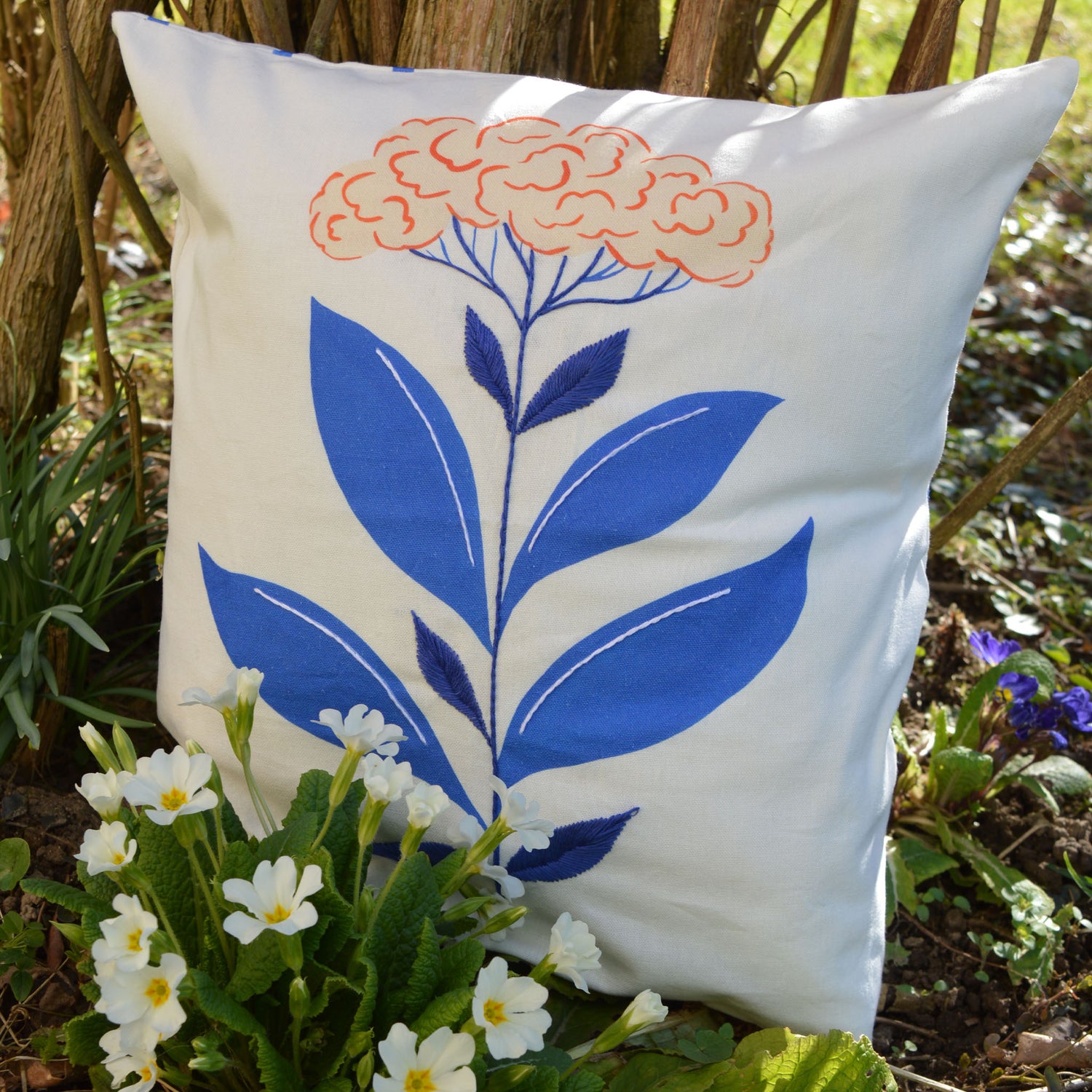 Coussin brodé à la main, fabriqué en France, motif floral et coloré