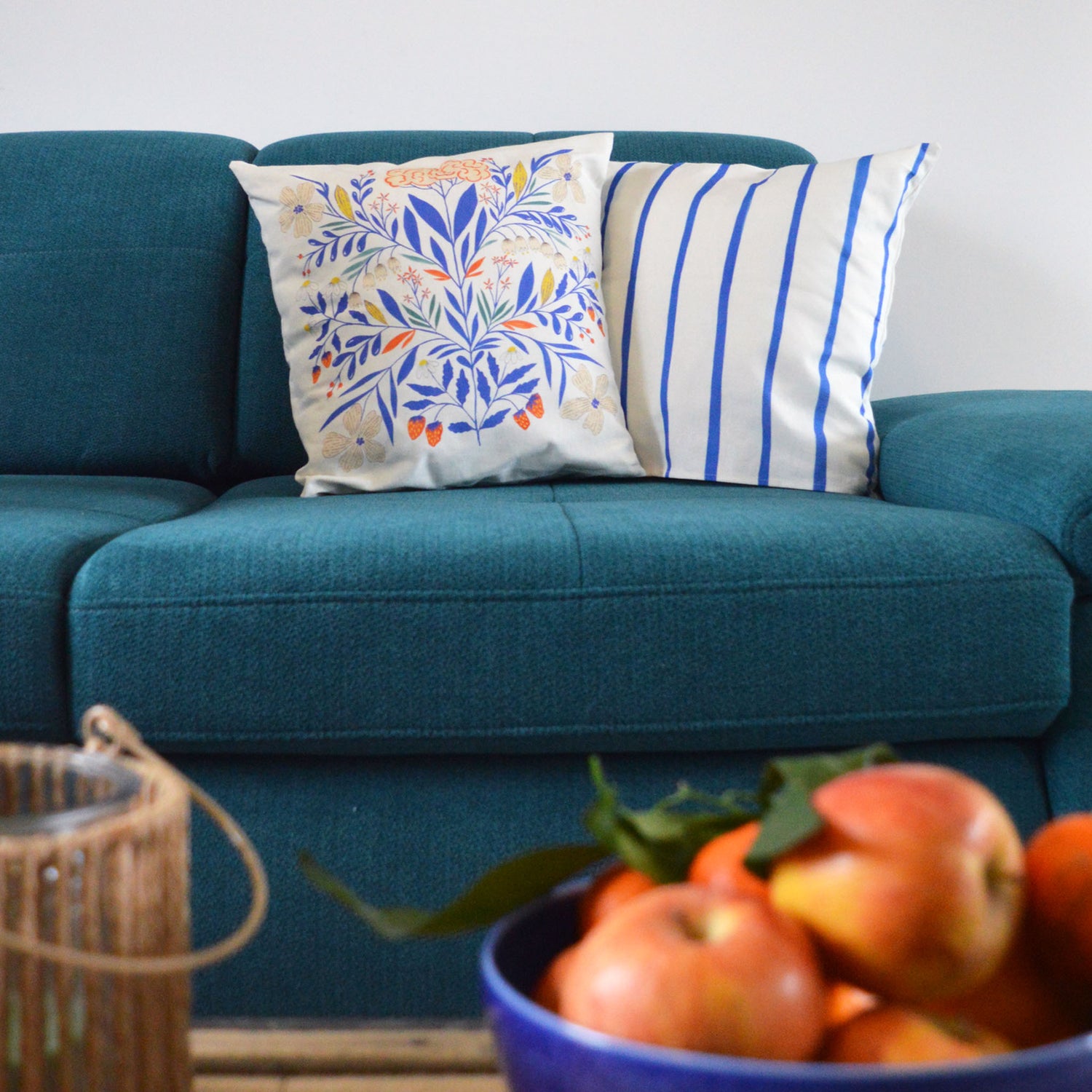 Coussin Galanthus pour la collection Primavera, en coton et lin, tissé, imprimé et fabriqué en France, sur un canapé