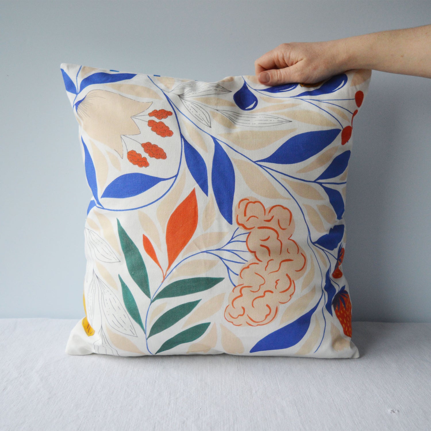 Coussin Fragaria pour la collection Primavera, en coton et lin, tissé, imprimé et fabriqué en France, sur fond blanc