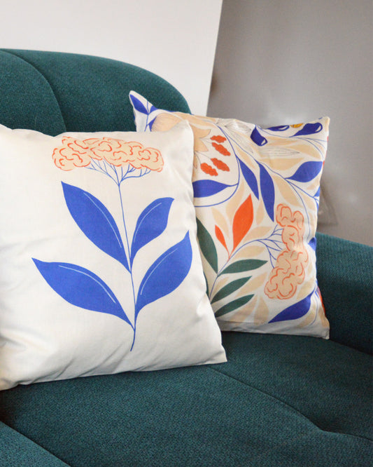 Coussin Fragaria pour la collection Primavera, en coton et lin, tissé, imprimé et fabriqué en France, sur un canapé