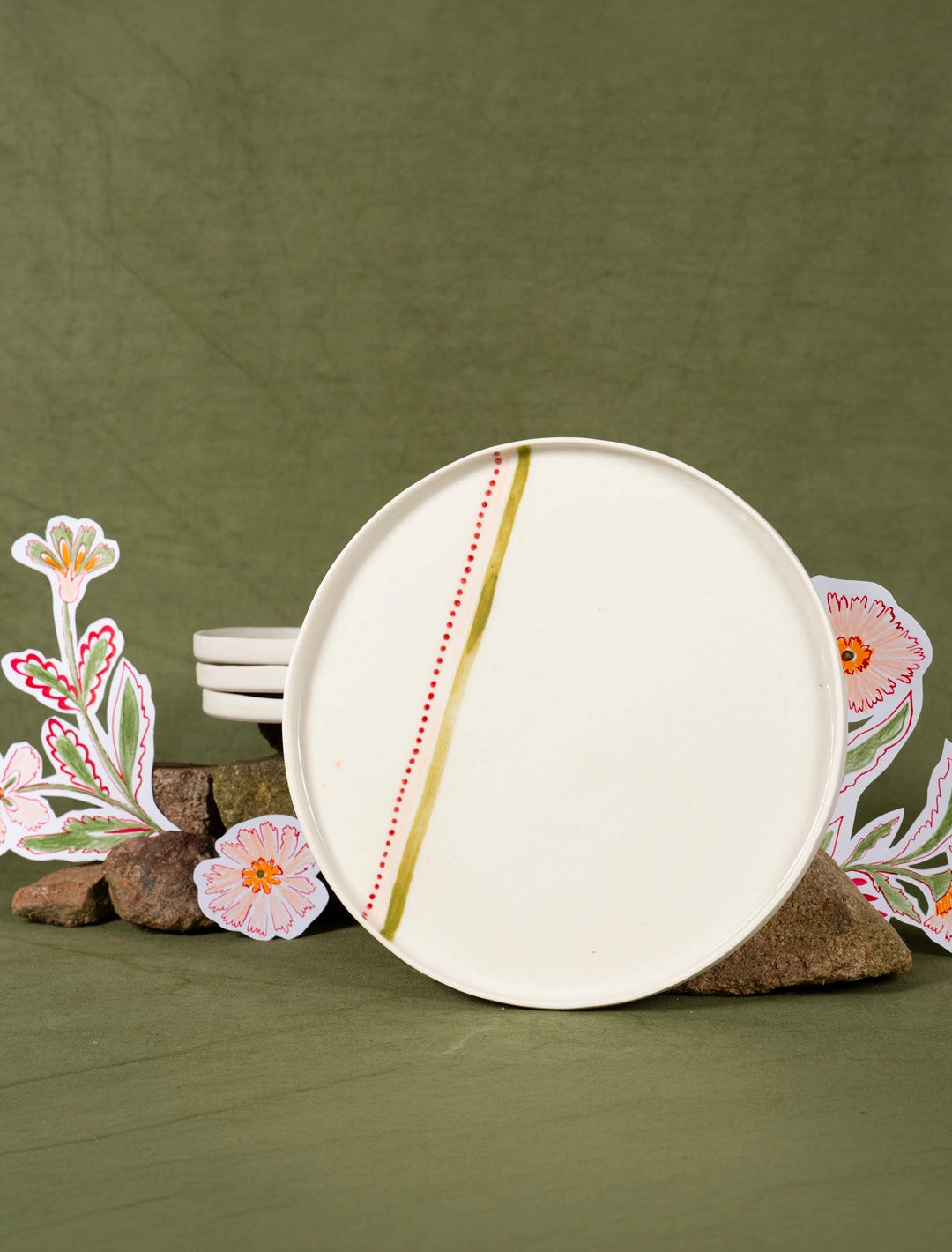 Grande assiette en porcelaine artisanale fabriquée en France, motif rayures colorées