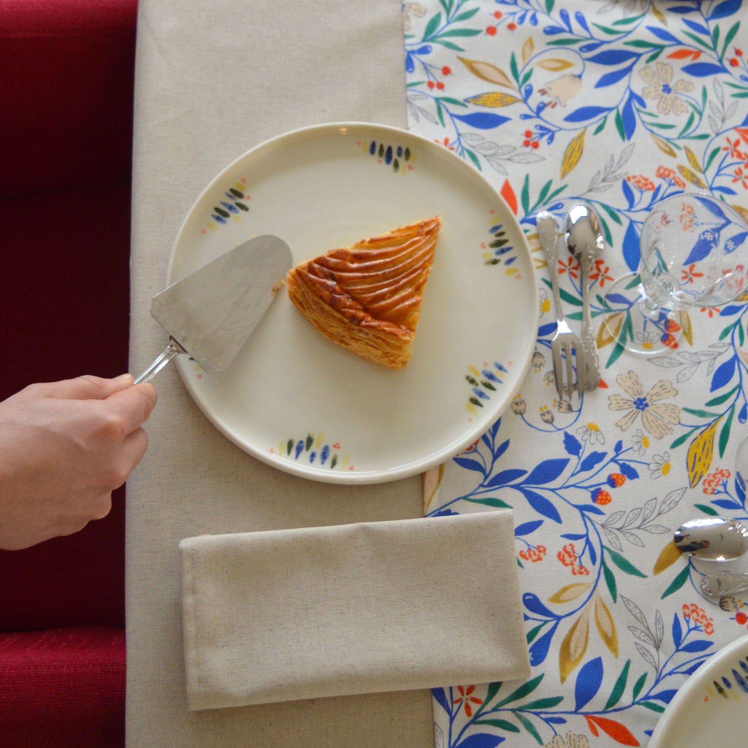 Porcelaine fabriquée en France, grande assiette à motif Primavera sur table dressée Maison Primavera