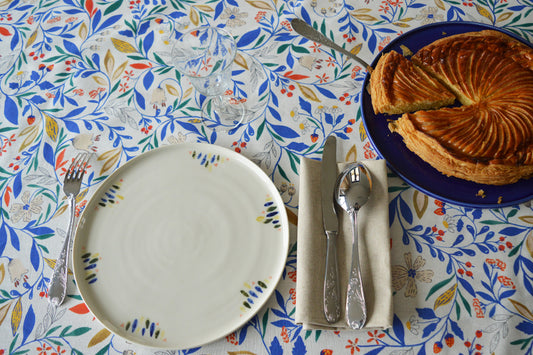 Porcelaine fabriquée en France, grande assiette à motif Primavera sur table dressée Maison Primavera