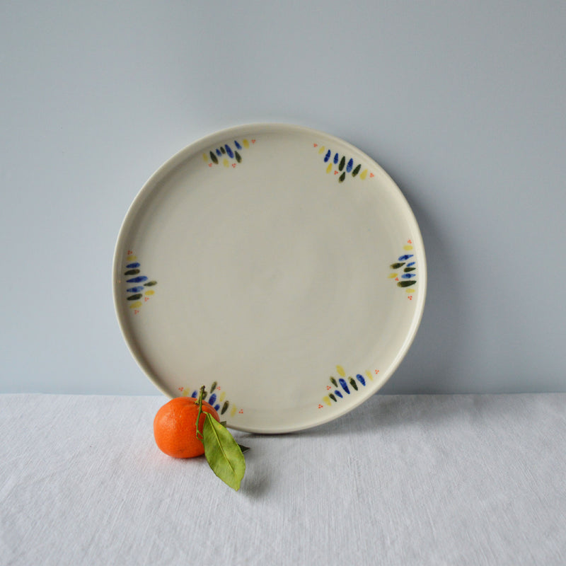 Porcelaine fabriquée en France, grande assiette à motif Primavera sur fond blanc