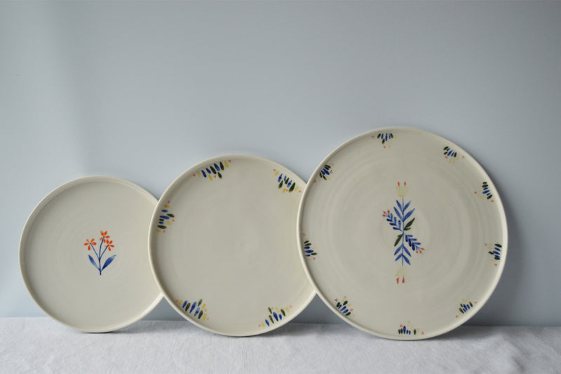 Porcelaine fabriquée en France, assiette à dessert, grande assiette et plat à motif Primavera sur fond blanc