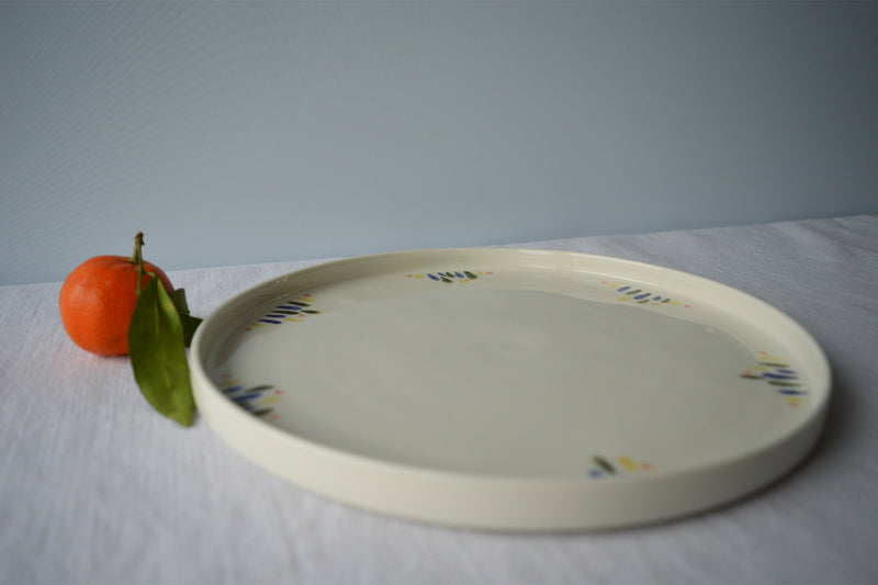 Porcelaine fabriquée en France, grande assiette à motif Primavera sur fond blanc