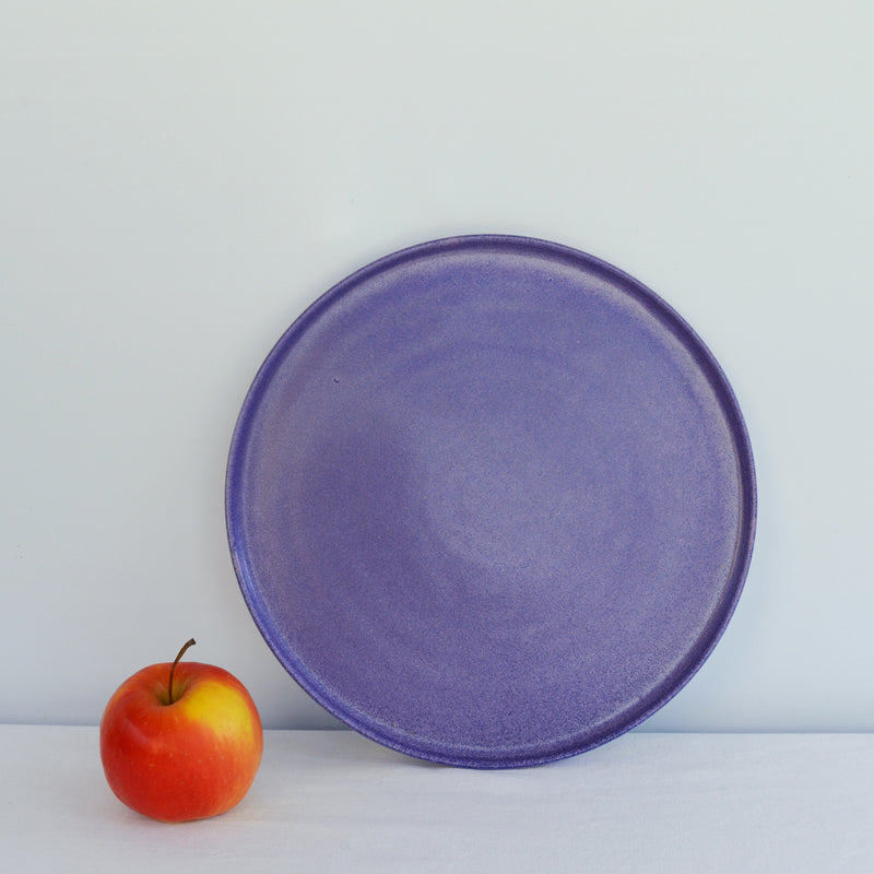Porcelaine fabriquée en France, grande assiette bleu Primavera sur fond blanc