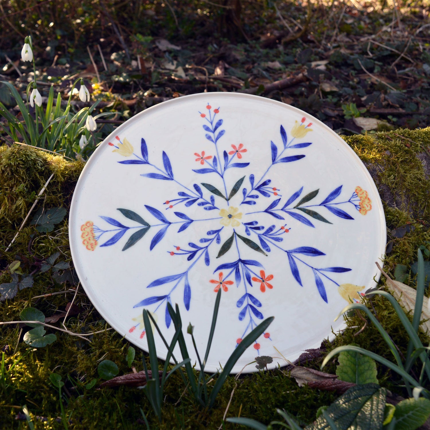 Grand plat en porcelaine, fabriqué en France artisanalement, motif floral et coloré