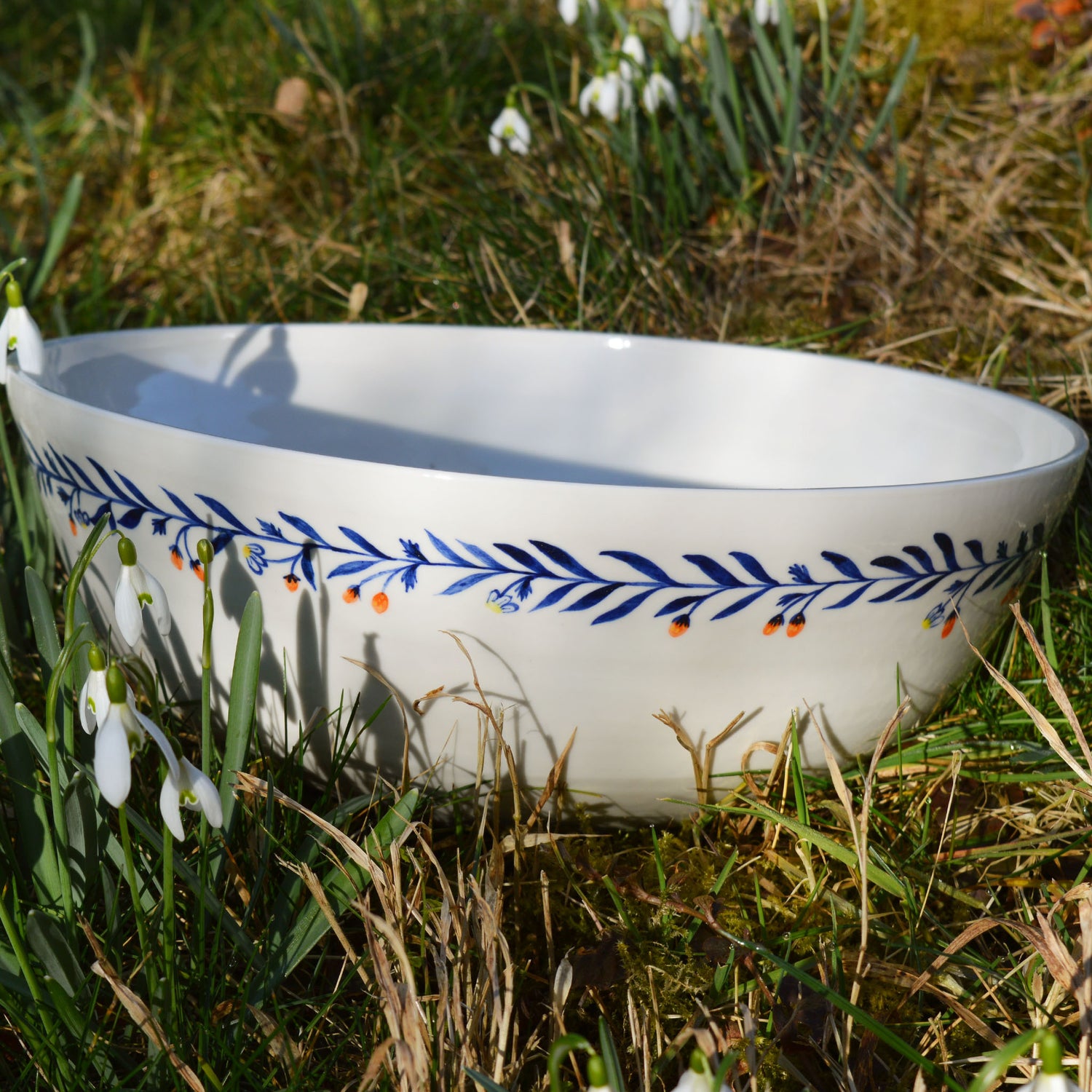 Grand saladier en porcelaine, fabriqué en France artisanalement, motif floral et coloré