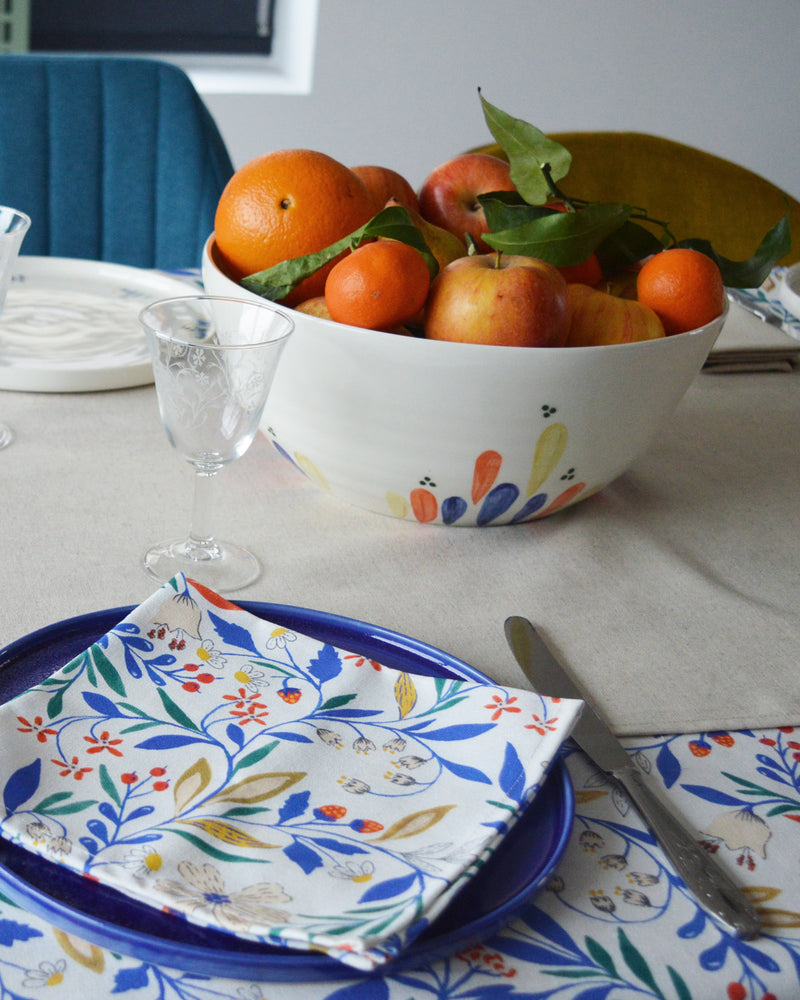 Porcelaine fabriquée en France, grand saladier à motif Primavera rempli de fruits sur table dressée