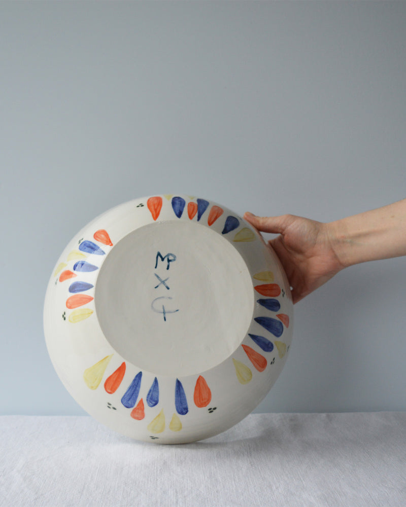 Porcelaine fabriquée en France, dos du grand saladier à motif Primavera sur fond blanc